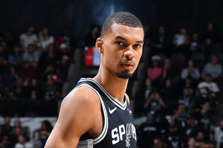 开云体育-Shams：马刺有信心让文班出战一场比赛，很可能是对独行侠